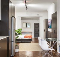 High-End Studio Near Parks Theatres and Dining - Kawana Tourism