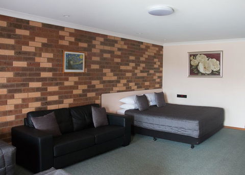 Highway Inn Motel - Kawana Tourism 0
