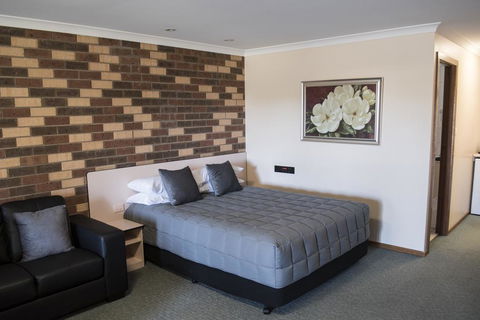Highway Inn Motel - Kawana Tourism 1