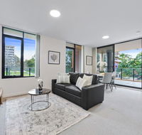 HomeHotel walking distance to Train and Westfield. - Kawana Tourism
