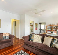 Homely Pembroke On The Park Cottage - Kawana Tourism
