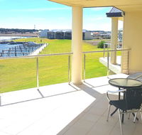 Island Waterfront Getaway - WiFi - Kawana Tourism