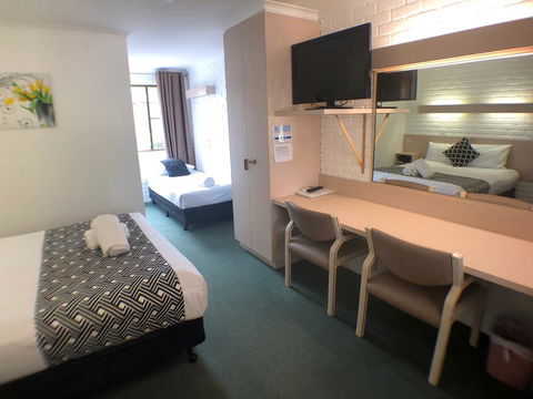 Jacaranda Place Motor Inn - Kawana Tourism 1