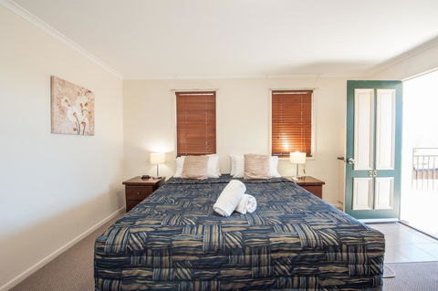Jacaranda Place Motor Inn - Kawana Tourism 0
