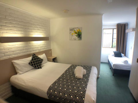 Jacaranda Place Motor Inn - Kawana Tourism 3