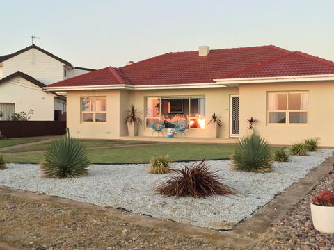 Jewel Of The South Beachside Holiday Rental - Kawana Tourism 0