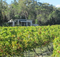 Just Red Wines Cabins - Kawana Tourism
