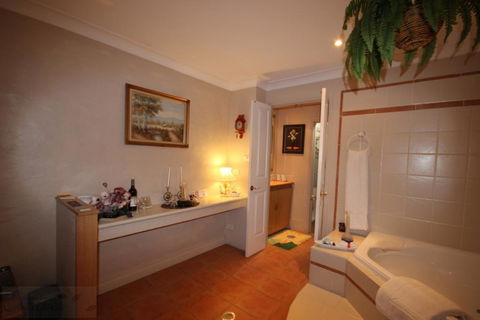Kalimna - Spa Room - Kawana Tourism 0