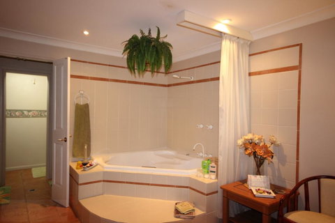 Kalimna - Spa Room - Kawana Tourism 1