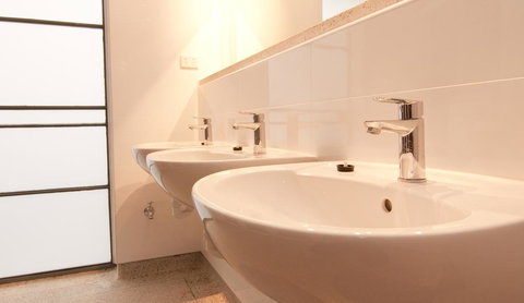 Kangaroo Inn - Kawana Tourism 1