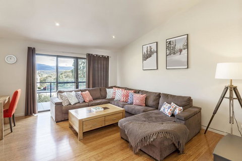 Khione 1 - Modern & Spacious With Views Towards Lake Jindabyne & The Mountains Beyond - Kawana Tourism 2