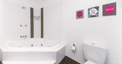 Khione 1 - Modern & Spacious With Views Towards Lake Jindabyne & The Mountains Beyond - Kawana Tourism 3