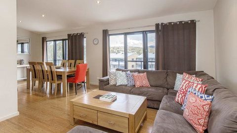 Khione 1 - Modern & Spacious With Views Towards Lake Jindabyne & The Mountains Beyond - Kawana Tourism 1