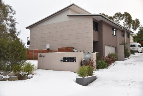 Khione 1 - Modern & Spacious With Views Towards Lake Jindabyne & The Mountains Beyond - Kawana Tourism 0
