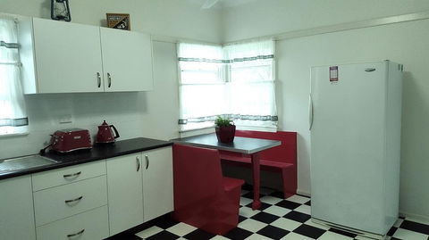 King Cottage - Kawana Tourism 1