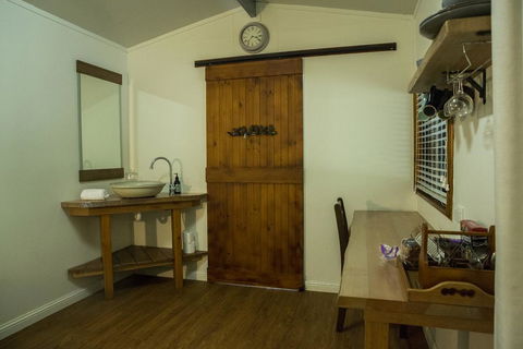 Kingfisher Cabin - Kawana Tourism 3