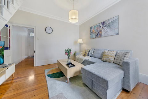 KOZYGURU SURRY HILLS COZY 3 BED TERRACE MINS WALK TO CBD NSH095 - Kawana Tourism 3