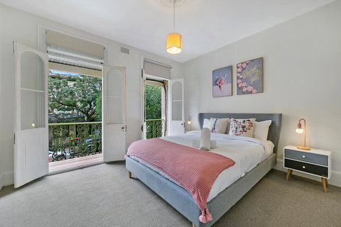 KOZYGURU SURRY HILLS COZY 3 BED TERRACE MINS WALK TO CBD NSH095 - Kawana Tourism 1
