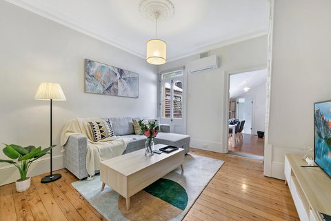 KOZYGURU SURRY HILLS COZY 3 BED TERRACE MINS WALK TO CBD NSH095 - Kawana Tourism 0