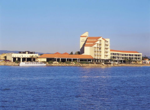 Lakes Hotel - Kawana Tourism 0