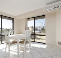 Lakeside Fun house near the Swan Valley - Kawana Tourism