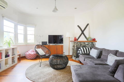 Large Quiet Art Deco Apt Camberwell - Kawana Tourism 1