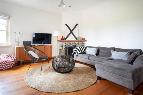 Large Quiet Art Deco Apt Camberwell - Kawana Tourism 3