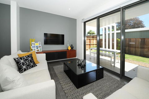Lewis Street Apartments By Kirsten Serviced Accommodation - Kawana Tourism 1