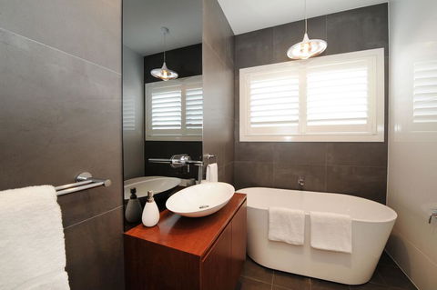 Lewis Street Apartments By Kirsten Serviced Accommodation - Kawana Tourism 2