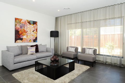 Lewis Street Apartments By Kirsten Serviced Accommodation - Kawana Tourism 3