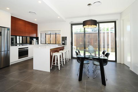 Lewis Street Apartments By Kirsten Serviced Accommodation - Kawana Tourism 0