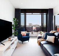 Luxe Apartment Five Minutes From Airport and City - Kawana Tourism