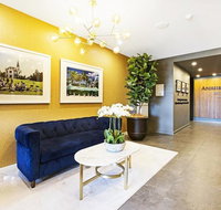 Luxury Apartment Opposite Train Station in Cannon Hill and 17 minutes from the City - Kawana Tourism
