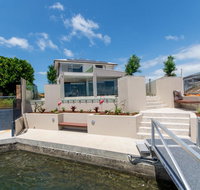 Luxury Waterfront Family Entertainer on Dolphin - Kawana Tourism