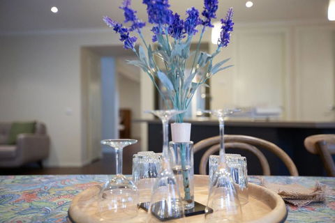 Magnificent Lux Stay@Mont Albert 4BR/WIFI/Garage - Kawana Tourism 1