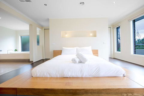 Magnificent Lux Stay@Mont Albert 4BR/WIFI/Garage - Kawana Tourism 0