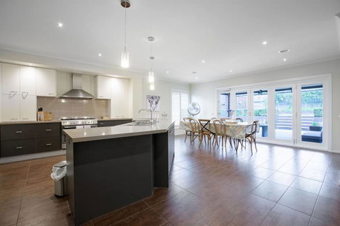 Magnificent Lux Stay@Mont Albert 4BR/WIFI/Garage - Kawana Tourism 3
