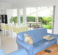 MODERN 3 BEDROOM APARTMENT IN TRADITIONAL QUEENSLANDER  PATIO LEAFY YARD POOL - Kawana Tourism