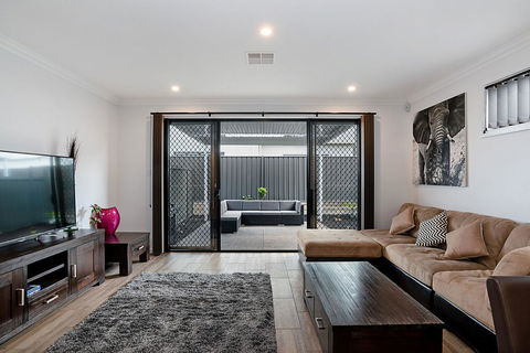 Modern Luxury At Christies Beach - Kawana Tourism 2