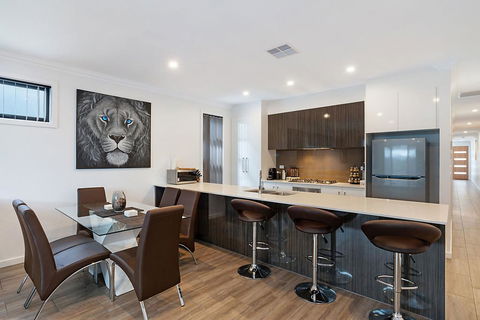 Modern Luxury At Christies Beach - Kawana Tourism 1