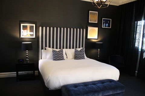 Mrs Banks Hotel - Kawana Tourism 0