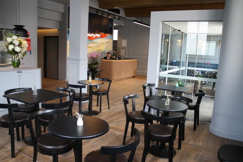 Mrs Banks Hotel - Kawana Tourism 2