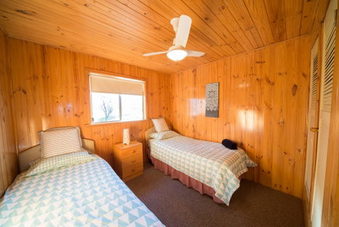 Mundic Waterfront Cottages - Kawana Tourism 3