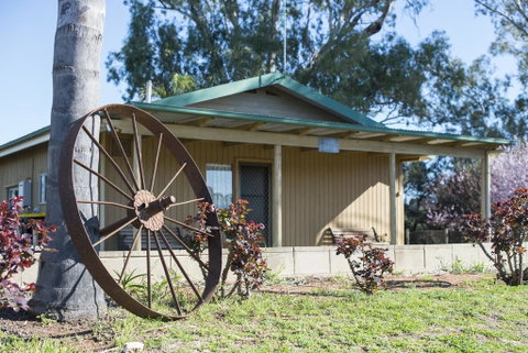 Mundic Waterfront Cottages - Kawana Tourism 1