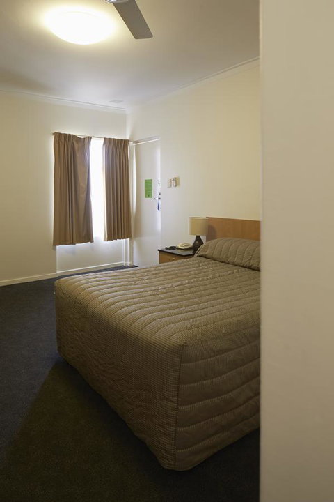 Baileys Parkside Motel By VetroBlu - Kawana Tourism 6