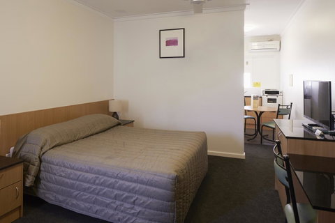 Baileys Parkside Motel By VetroBlu - Kawana Tourism 9
