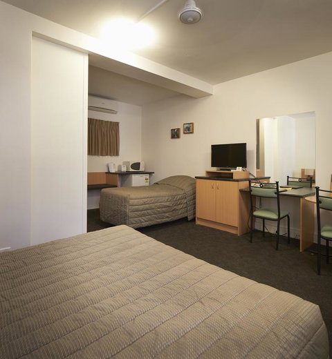 Baileys Parkside Motel By VetroBlu - Kawana Tourism 8