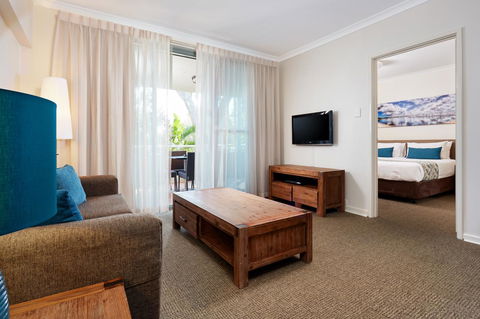 Broadwater Resort Como - Kawana Tourism 10
