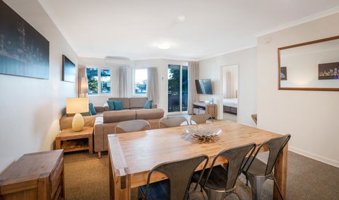 Broadwater Resort Como - Kawana Tourism 1