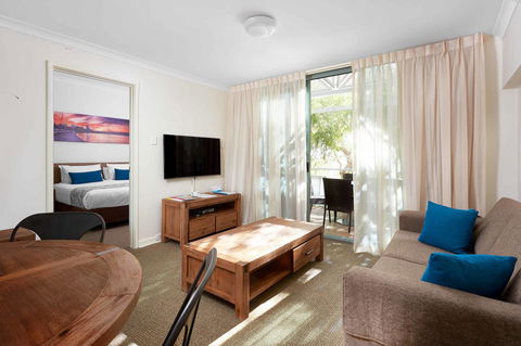 Broadwater Resort Como - Kawana Tourism 15